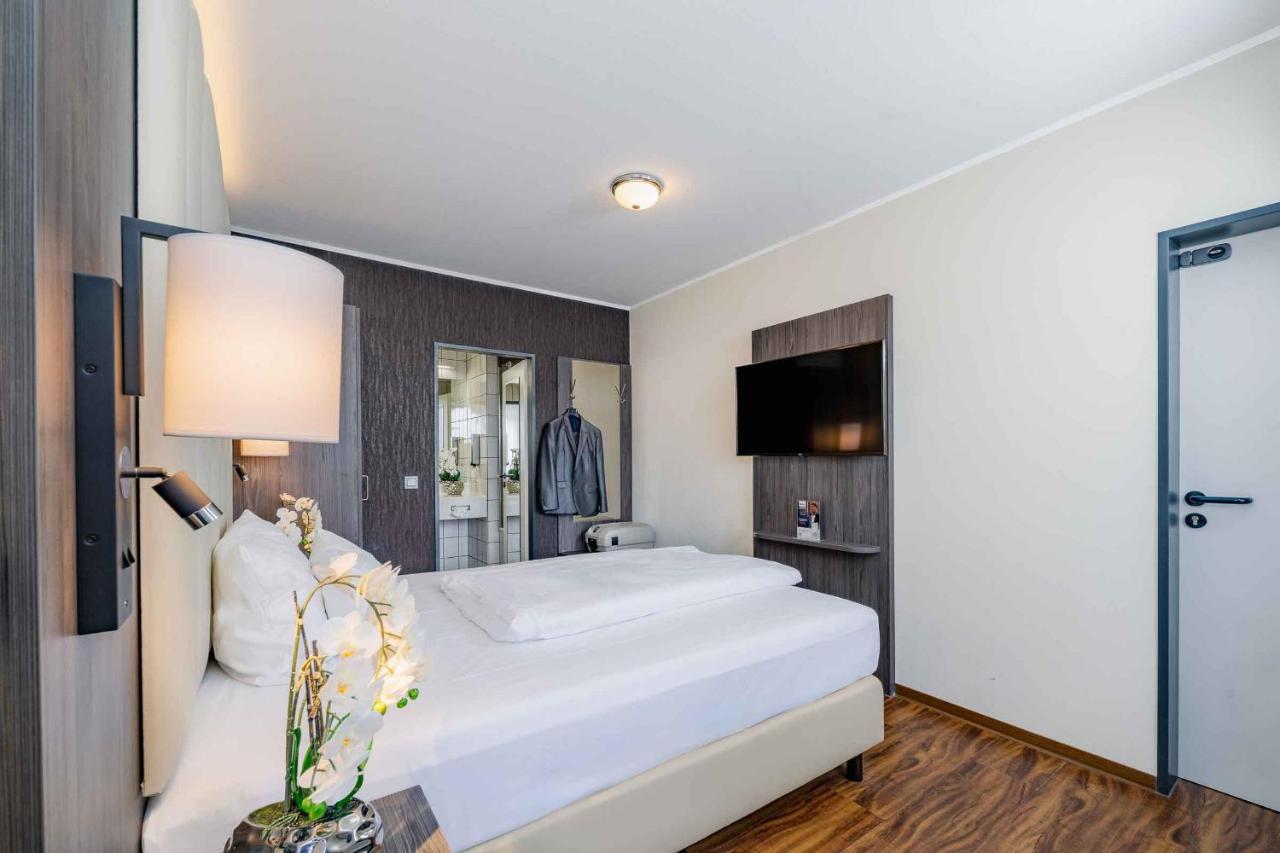 Western Plaza Hotel 3*